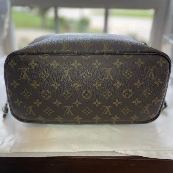 Louis Vuitton Monogram Neverfull - Size MM - Picture 4 of 9